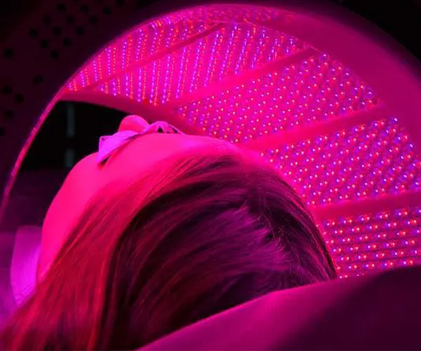 Naświetlanie kobiety światłem UV
